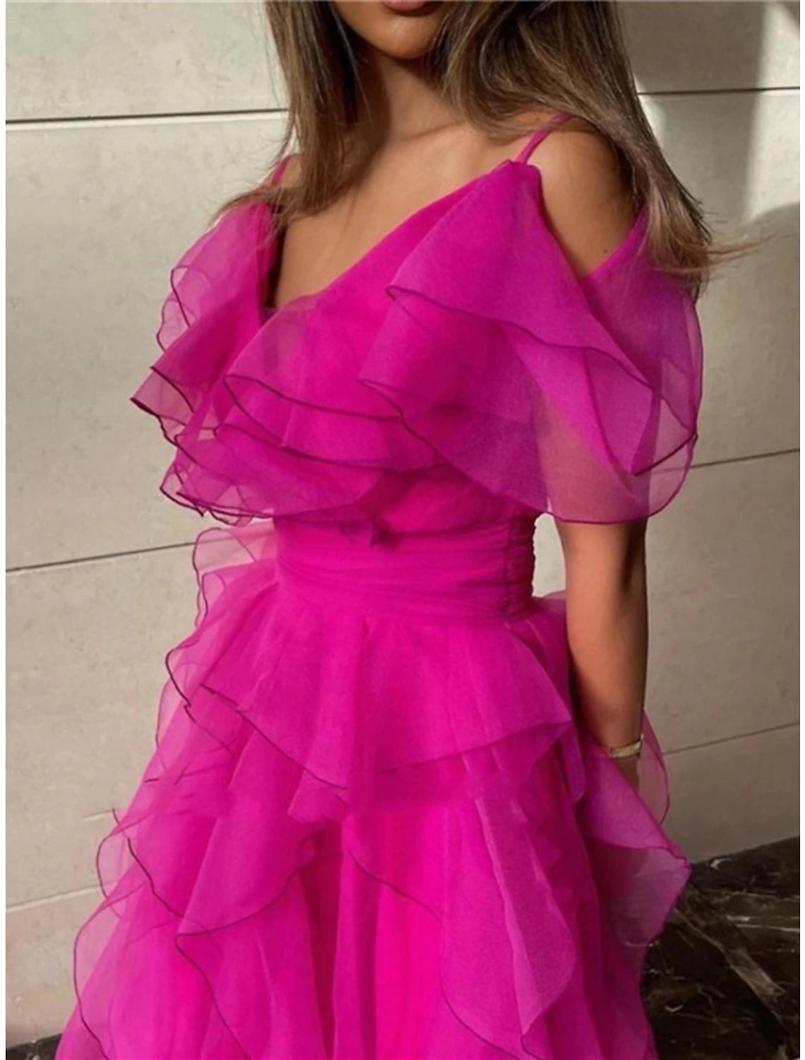 Abiti da ballo a trapezio, eleganti, formali, con strascico a ruota, maniche corte, scollo a V, in organza con pieghe e volant